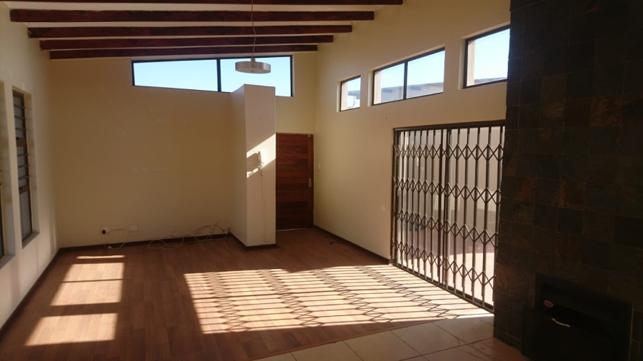 To Let 3 Bedroom Property for Rent in Hillside Free State